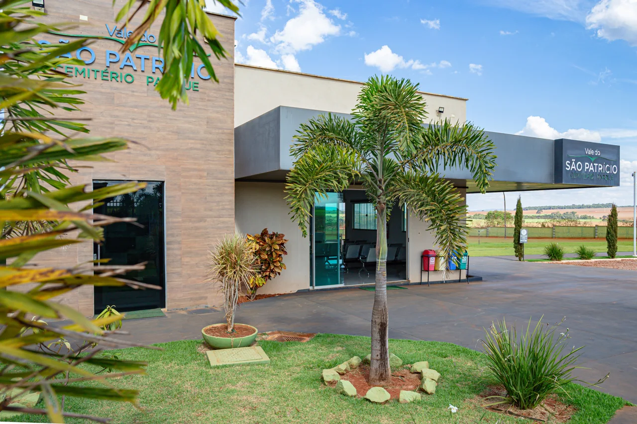 Fachada do São Patrício emoldurada pelo paisagismo